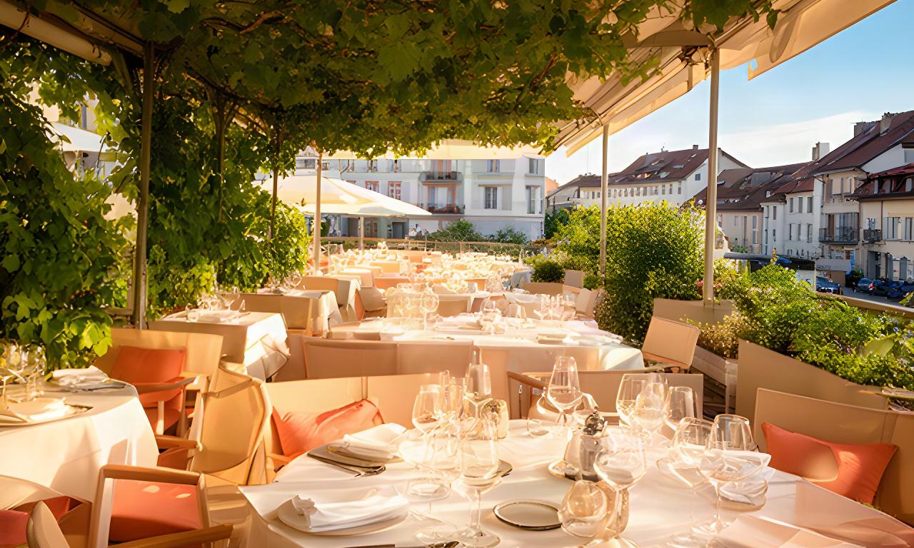Einladende Restaurantterrasse in Fribourg an einem sonnigen Sommertag mit gedeckten Tischen